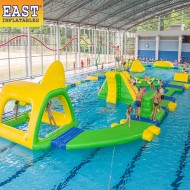 Carrera De Obstáculos En La Piscina Carrera De Obstáculos En La Piscina