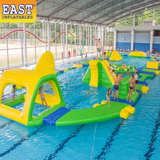 Carrera De Obstáculos En La Piscina